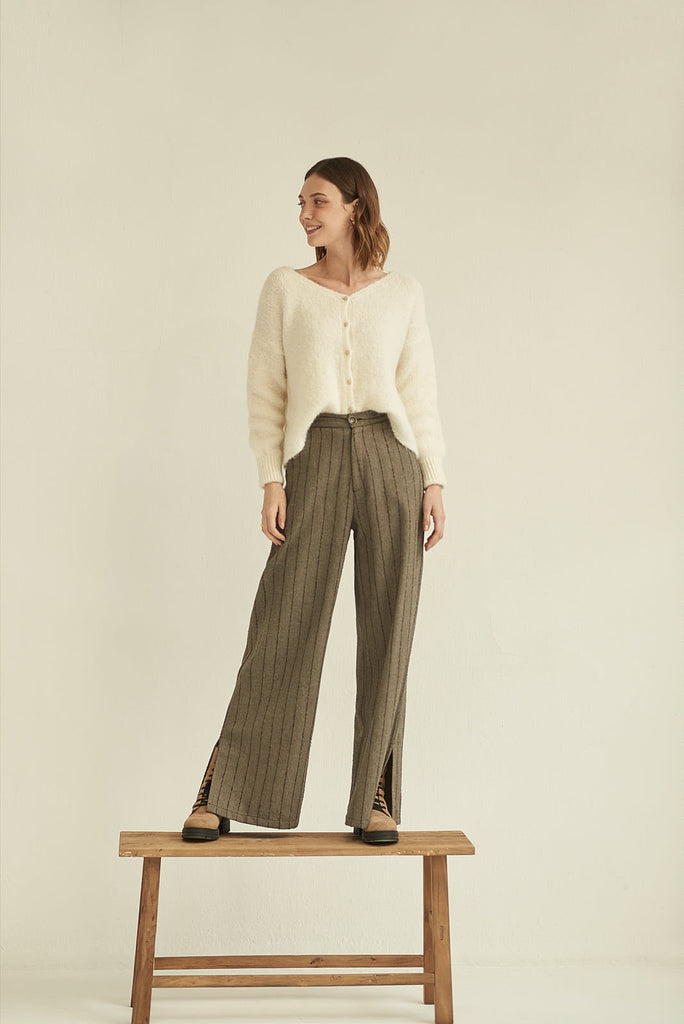 Mus & Bombon Plum trousers with slit in marron brown @ modin