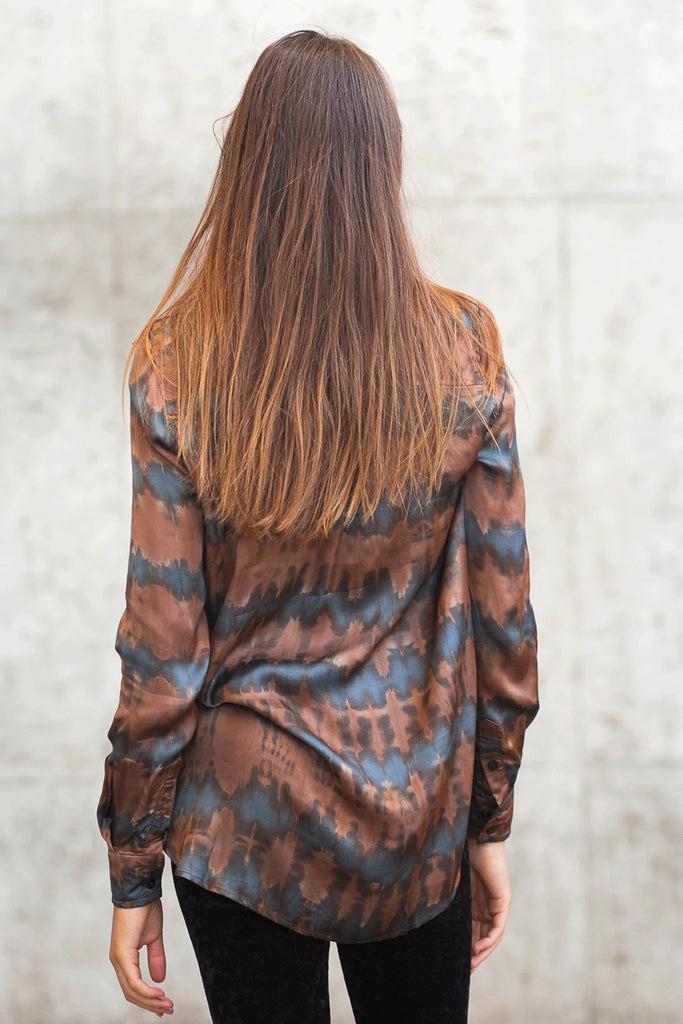 Poppyfield the label Jacenta tie dye printed blouse in brown - sustainable fashion @ modin