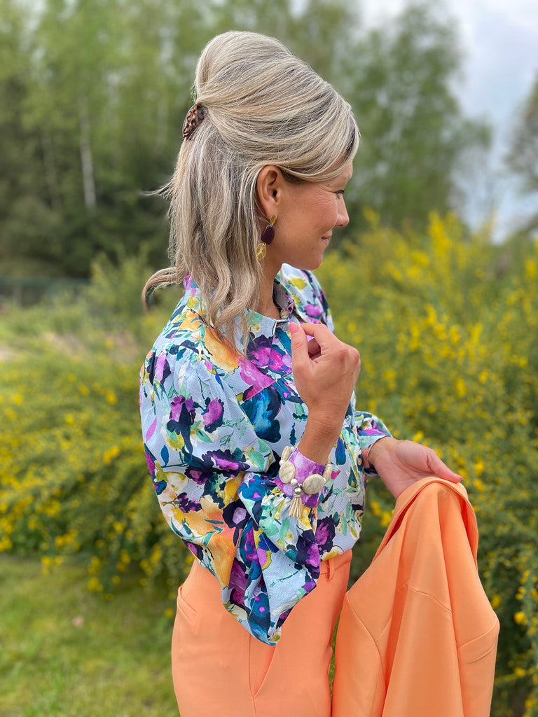 YAS Annina blouse in kentucky blue floral print @ modin