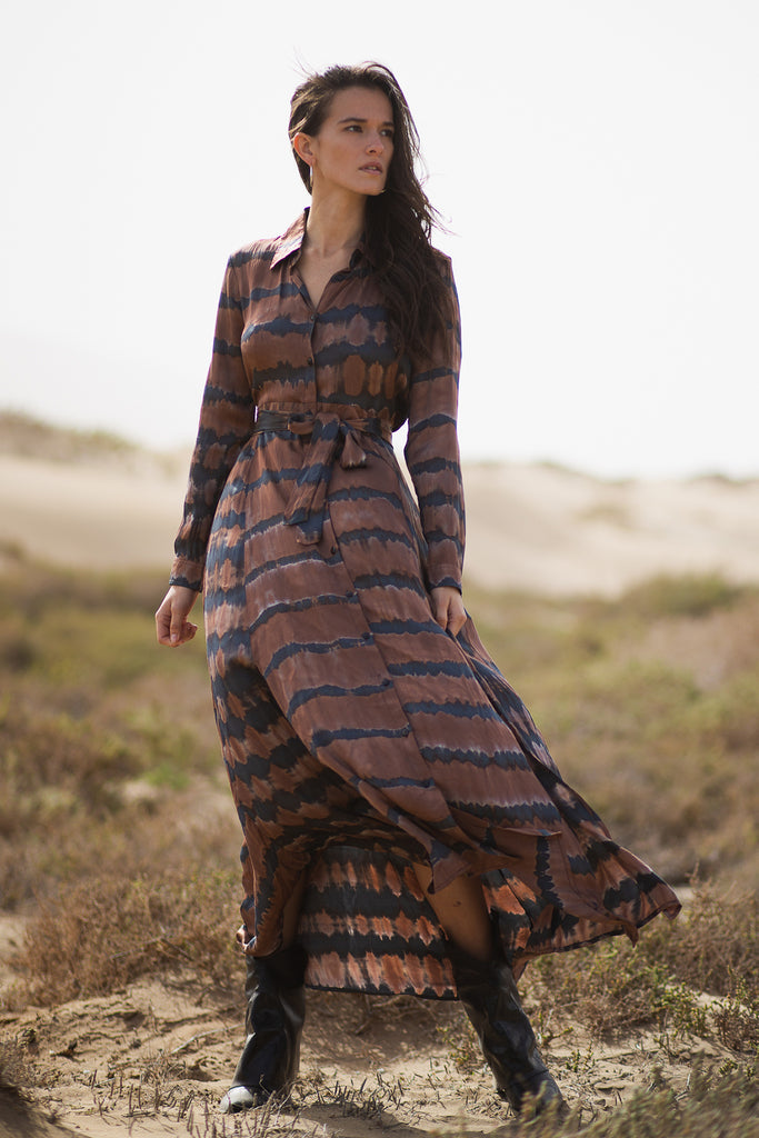 Poppyfield the label tie dye maxi dress in brown - sustainable fashion @ modin