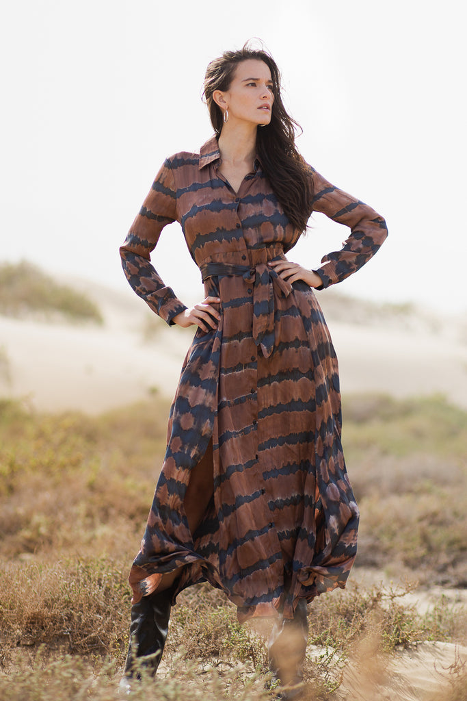 Poppyfield the label tie dye maxi dress in brown - sustainable fashion @ modin