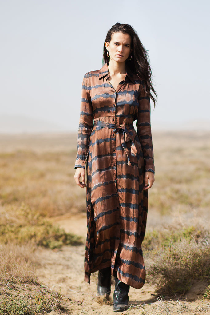 Poppyfield the label tie dye maxi dress in brown - sustainable fashion @ modin