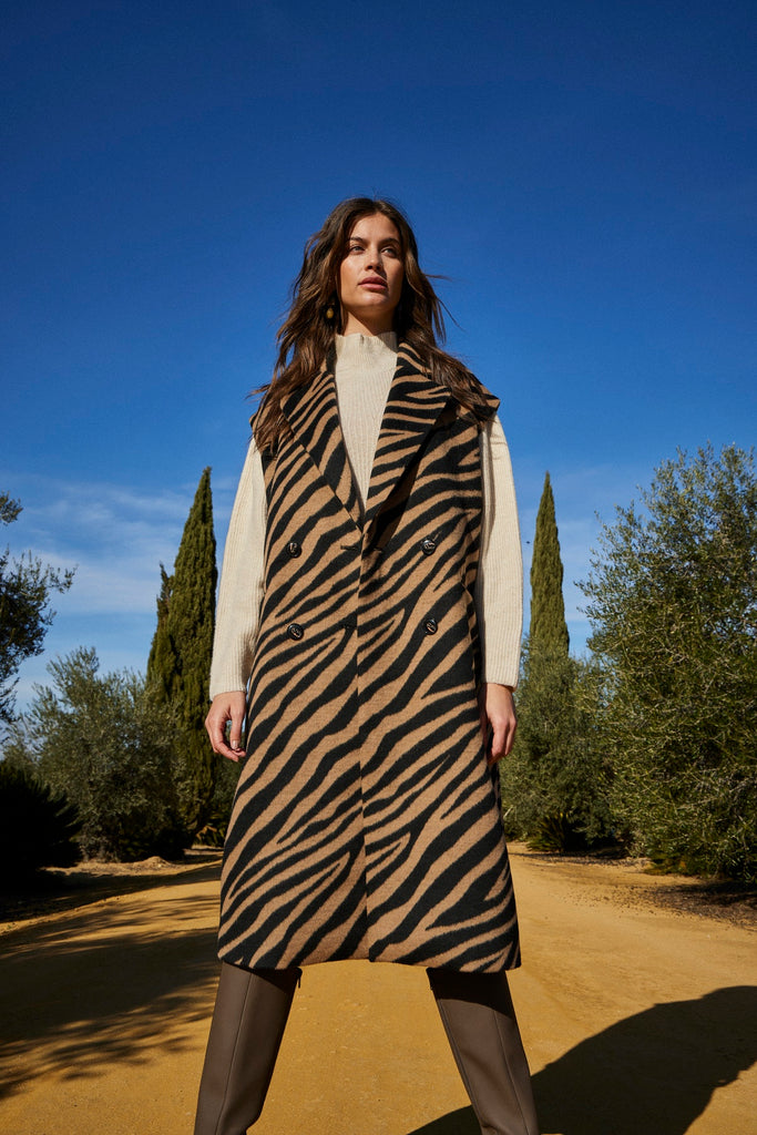 YAS Zella sleeveless coat in zebraprint otter @ modin