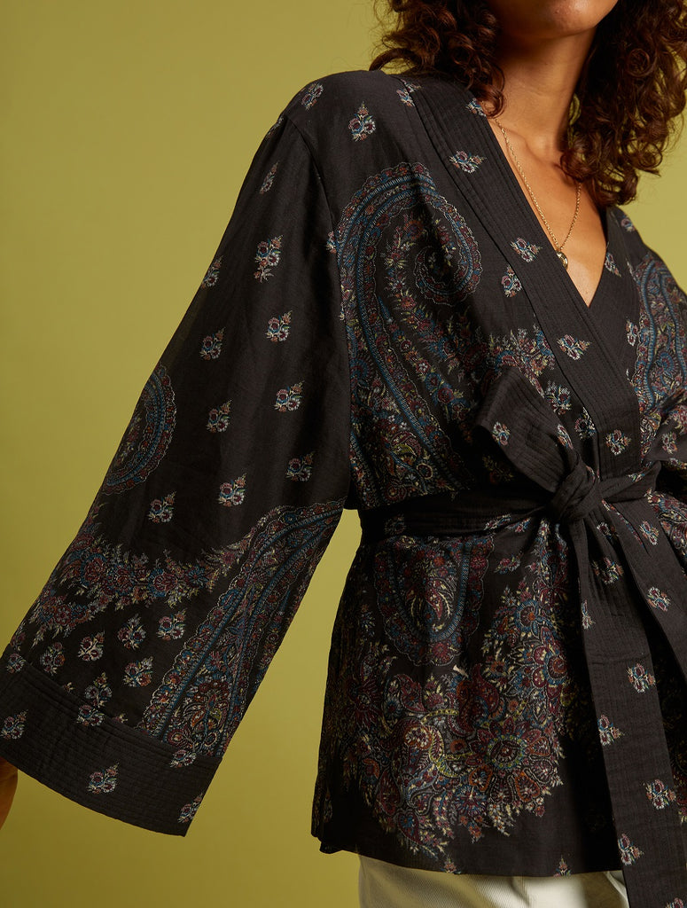Idano Nadjim kimono with paisley print in black @ modin