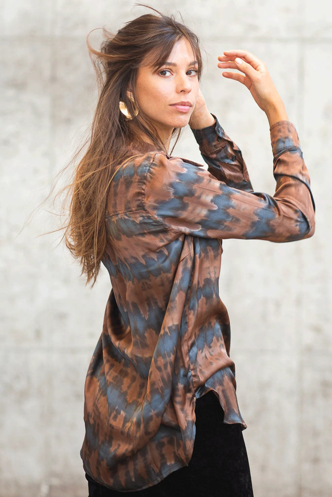 Poppyfield the label Jacenta tie dye printed blouse in brown - sustainable fashion @ modin